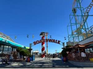 Read more about the article Boardwalk Sociology: People-Watching at the Santa Cruz Beach Boardwalk